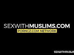 Молодой парень на кухне снимает свой секс с мусульманской красоткой в одежде