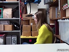 Молодая блондинка с большими сиськами делает за деньги коллеге минет в офисе