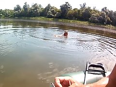 Зрелая женщина с большой жопой голышом купается в речке